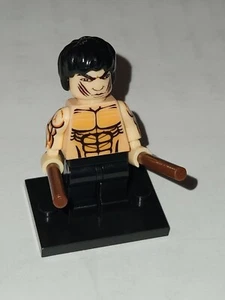 THE MASTER BRUCE LE WITH WEAPONS AND SCARS ON FACE BUILD BLOCK MINIFIGURE - Picture 1 of 2