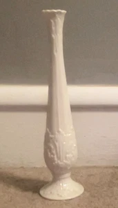 Vintage Lenox Fine China. 11 Zoll groß. Verzierte Knospenvase. Erhöhtes Blattmuster. - Bild 1 von 7