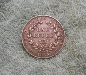 #C35.  1845  EAST INDIA COMPANY ONE RUPEE SILVER COIN - Bild 1 von 2