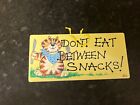 Smiley Signs novelty funny hanging signs - Don't eat between snacks