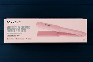 Plancha plana FOXYBAE Sleek & Slay Ceramic Grande 1,75" - Plancha de pelo rosa -NUEVA - Imagen 1 de 2