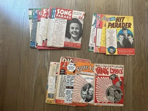 Lot of 30 1950s /1960s Hit Parader, Song Parade, & Miscellaneous Music Magazines - Foto 1 di 9