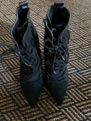 Botas Zara Imitación Gamuza Tacón Alto Cortas Talla 6.5 (37) Negras Con Cordones Cremallera Nuevas Foto 1 de 4