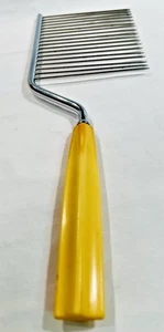 Tenedor de dientes cortador de pasteles de comida de ángel MCM de colección con mango de baquelita amarillo pálido - Imagen 1 de 9