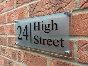 MODERN HOUSE SIGN PLAQUE DOOR NUMBER STREET GLASS EFFECT BORDER WALL PLAQUE - Picture 1 of 3
