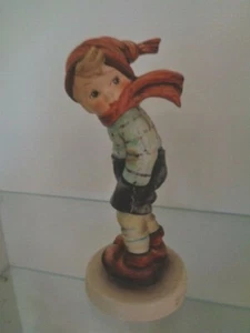 Hummelfigur Lausbub mit Mütze und Schal Hummel 13 cm von Goebel - Picture 1 of 2