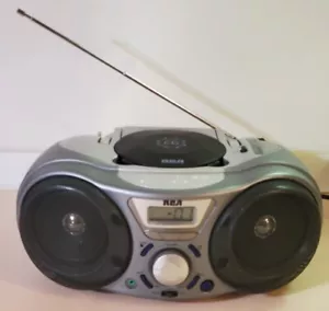 RCA RCD025 tragbarer CD-Player mit Radio. CD Ghettoblaster, Twin Bass Soundsystem AM/FM - Bild 1 von 12