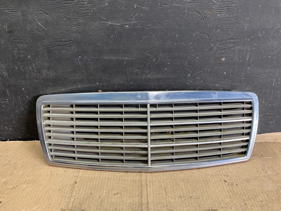 Grelha frontal superior Mercedes Classe C W202 1997 a 2000 fabricante de equipamento original P3813 DG - Imagem 1 de 4
