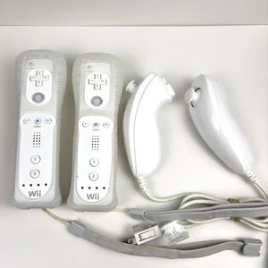 Set of 2 Official Nintendo Wii Remote OEM White with Nunchuck RVL-003 - Picture 1 of 7