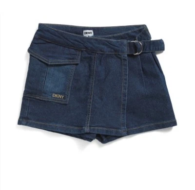 Pantalón corto cargo de mezclilla DKNY para niñas Foto 1 de 2