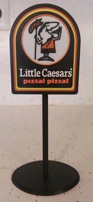Letrero con logotipo antiguo de restaurante en miniatura Little Caesars Pizza. Impreso 3D personalizado.  Foto 1 de 4