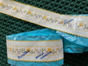 Wrights bestickter BORTE ~ Lavendel + gelbe Blumen/weiß ~ Jakobsmuschelrand ~ 107 Zoll x 1 5/8 Zoll - Bild 1 von 1