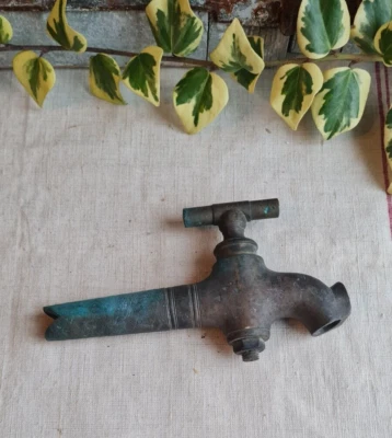 ANCIEN GROS ROBINET EN BRONZE FONTAINE EAU - Photo 1/4