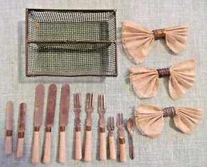 Juego de cubiertos de juguete vintage asas de madera bandeja de malla metálica servilletas - Imagen 1 de 7