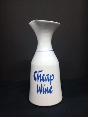 Jarra de cerámica "vino barato" Foto 1 de 4