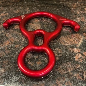 Figura de escalada de aluminio ARM 50KN 8 engranaje de rappel placa de aparejo descendente, rojo - Imagen 1 de 6