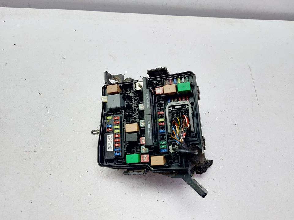 KIA SORENTO MK2 XM 2.2 DIESEL FUSE RELAY BOX 2014 91240-2P023 - Image 1 of 4