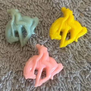 3 Vintage Bucking Bronco Horse Western Cowboy Plastic Buttons Realistic Goofies - Picture 1 of 5