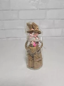 Estatuilla de Pascua de colección escoba tejida paja y madera conejo 6" cesta de flores - Imagen 1 de 6