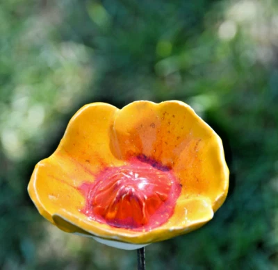 陶瓷花园装饰 - 黄色花朵草坪桩 - 户外雕像 H 45 厘米 — 第 1/4 张图片