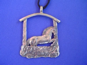 Collar Caballo Saltador Estilizado Joyería de Peltre por Cindy A. Conter 37D - Imagen 1 de 1