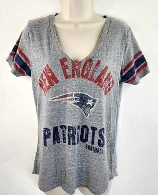 Camiseta de los Patriots de la NFL para mujer gris medio con logotipo brillante Foto 1 de 4
