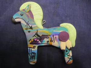 Adorno de caballo espíritu arcilla polimérica mezclada diseños nativos americanos hecho a mano - Imagen 1 de 3