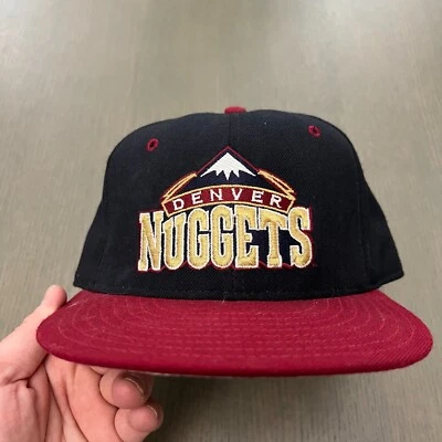 De colección Años 90 New Era Adulto Hombre Denver Nuggets 59Fifty Ajustado 6 7/8 Gorra Sombrero Azul Rojo Foto 1 de 4