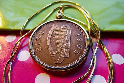 Colgante de centavo irlandés escaso del 65 de alta calidad en una cadena de serpiente llena de oro de 24" Foto 1 de 4