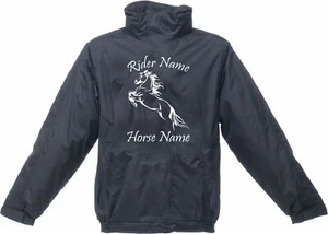 PERSONALISIERTE JACKE WASSERDICHT REGENMANTEL REITSPORT REITER UNISEX WEIHNACHTEN TOP - Bild 1 von 7