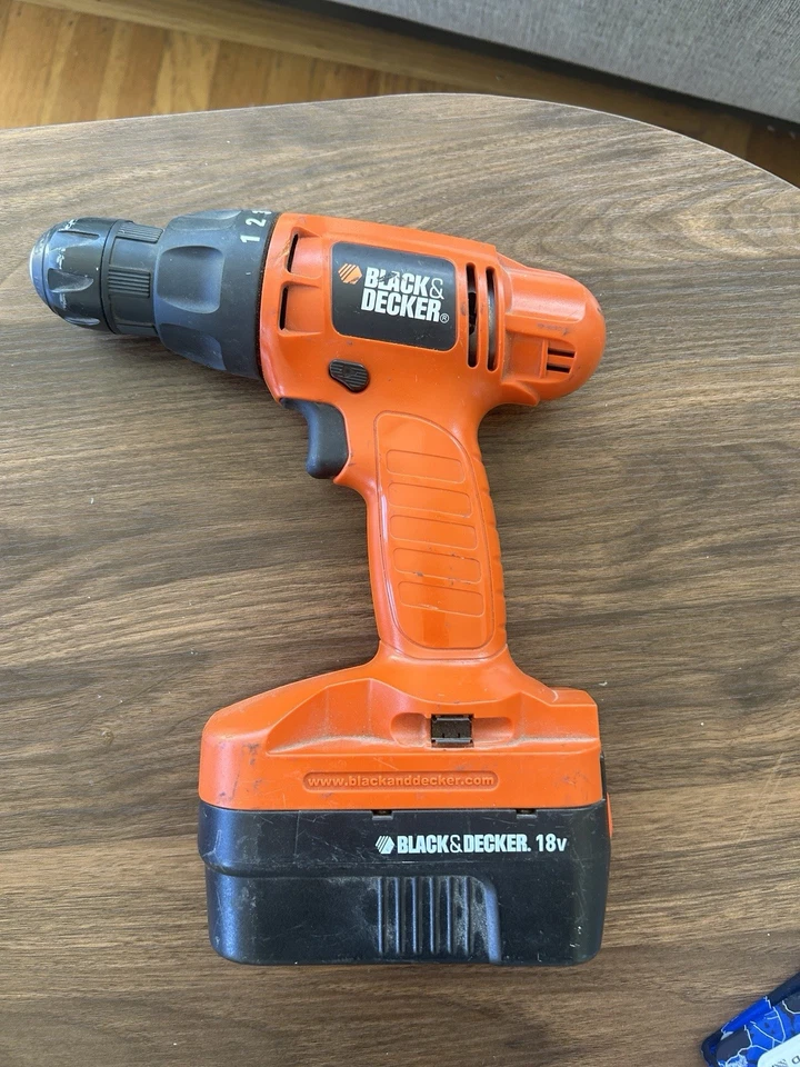 Taladro inalámbrico BLACK & DECKER 3/8 batería 18v Foto 1 de 2