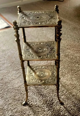 SOPORTE/MESA ANTIGUA FRANCESA VINTAGE LATÓN PESADO CON 3 NIVELES Foto 1 de 4