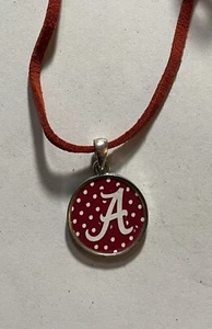Alabama Crimson Tide Round Pendant Necklace New NCAA Licensed From The Heart - Picture 1 of 2