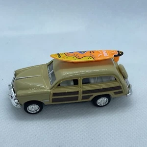 Kinsmart Pull Back 1949 Tan Ford Woody Wagon W/ Surfboard Diecast 1:82 Scale - Picture 1 of 5