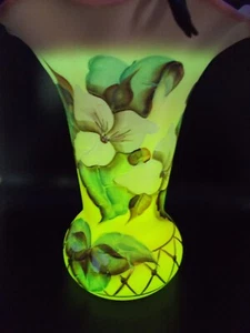 FENTON BURMESE CONN. COLLEC Family Signature HP TRILLIUM VASE~GLOWS! Lmt Edition - Picture 1 of 7