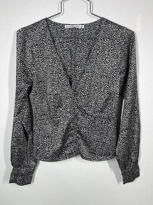 Blusa corta de satén manga larga con cuello en V estampada negra mediana de Abercrombie & Fitch para mujer Foto 1 de 4