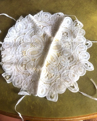 Calentador de bollos de encaje Battenburg amarillo y blanco Foto 1 de 4