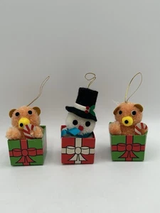 3er Set R Dakin Co Vintage 1985 Weihnachtsschmuck Bommel Schneemann & Bären - Bild 1 von 15