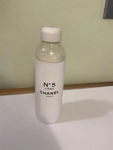 Bouteille d'eau édition limitée CHANEL N°5 Factory L'eau n°5 anniversaire pop up - Photo 1/3