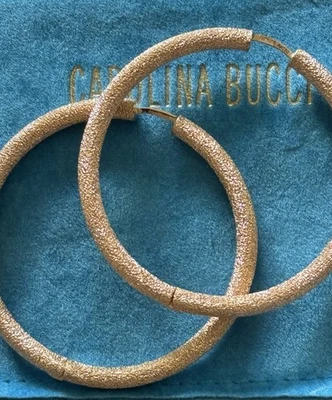Brincos de argola redondos grandes com acabamento florentino Carolina Bucci ouro rosa 18k Novo com etiquetas - Imagem 1 de 4