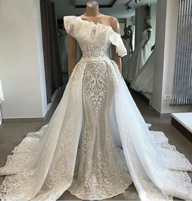 Atractivos vestidos de novia de encaje de sirena con tren desmontable hombro novia Foto 1 de 4