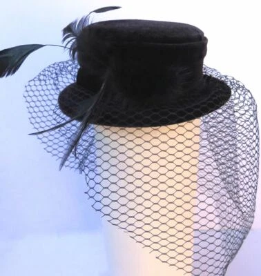 SOMBRERO PASTILLERO TERCIOPELO NEGRO CON PLUMAS Y FASCINADOR DE RED  Foto 1 de 4