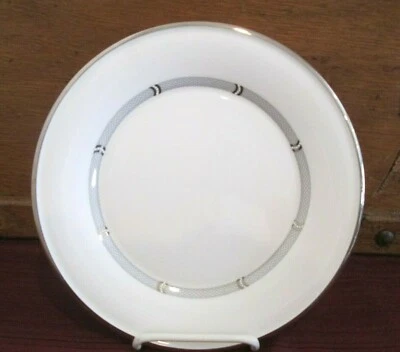 LENOX SOLITAIRE WHITE ACCENT LUNCHEON PLATE - 9 3/8" 0801C