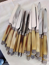 24 couteaux de table + service à découper manches en corne, inox, métal argenté