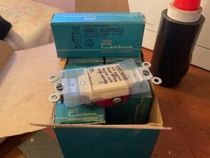 Caja de 10 receptáculos individuales de conexión a tierra de 3 hilos Leviton Centura 59088 marfil (M-142) - Imagen 1 de 3