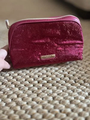 Bolsa de viagem Bvlgari cosmética enfeitada com zíper estojo de maquiagem tecido brilhante vermelha/dourada - Imagem 1 de 4