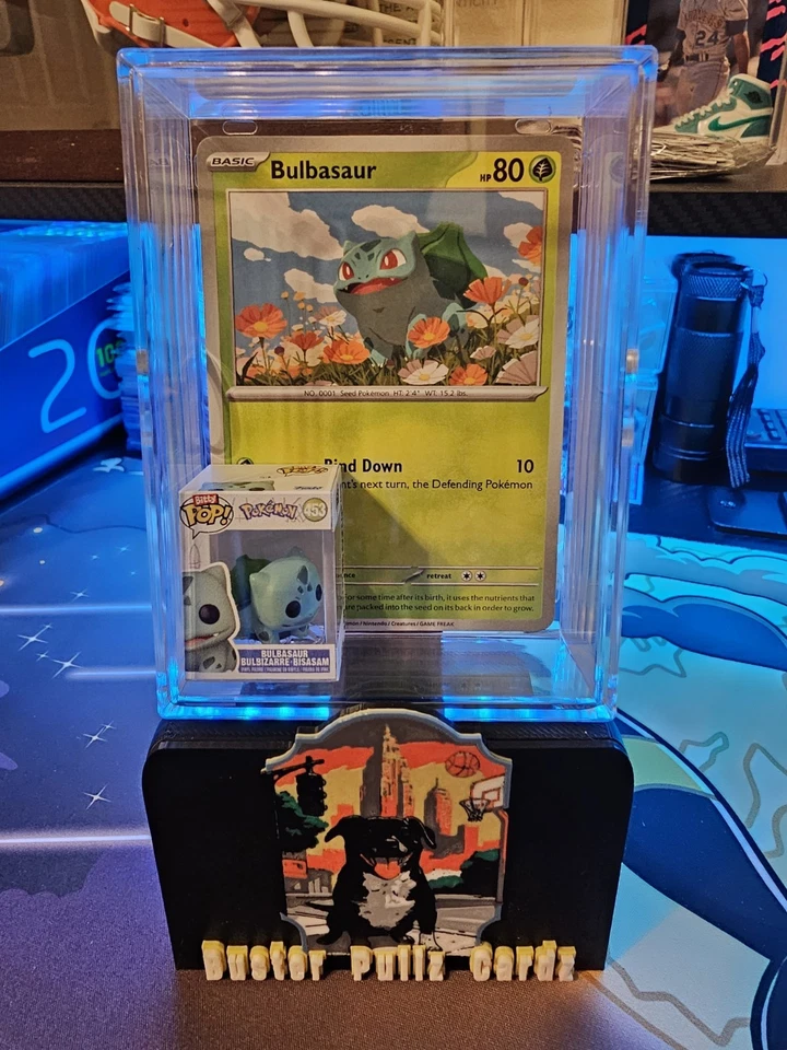 Bulbasaur Carta Pokémon Común y Bulbasaur Bitty Pop Caja de Sombras Personalizada Foto 1 de 4