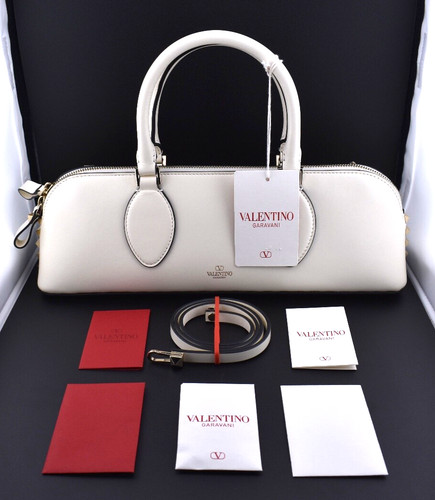 Borsa Valentino Garavani Rockstud East West in pelle di vitello con manico superiore prezzo al pubblico consigliato $3.390