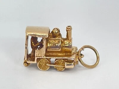 Dije de tren vintage dorado de 9 quilates con sello distintivo. Joyeros Goldmine. Foto 1 de 4