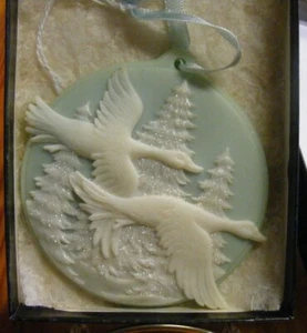 VINTAGE KAMEE ORNAMENT GRÜN & WEISSE GÄNSE MIT GLITZERNDEN WEISSEN BÄUMEN - Bild 1 von 3